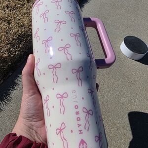 HydroJug 40oz Pretty Please With An All Over Iridescent Color Shifting Glitter.